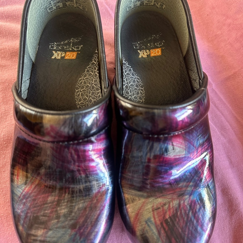 Women's shoes Dansko XP 2.0 clogs in the color sweep patent.